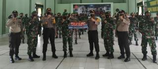 HUT TNI Ke-75, Personil Polres Dumai Bagi Bagi Kue